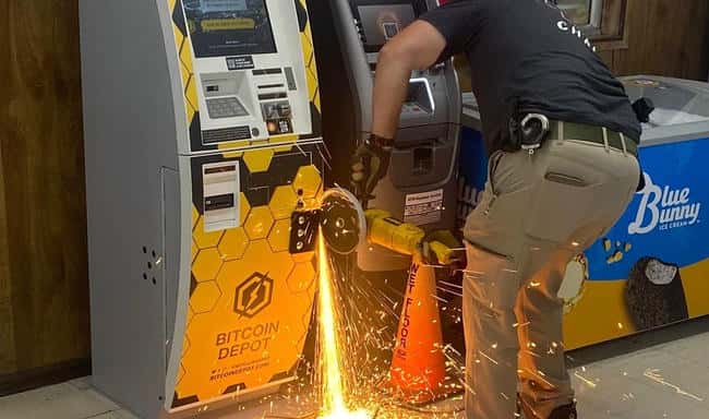 美警锯开比特币ATM：暴力执法引争议，财损谁来赔？